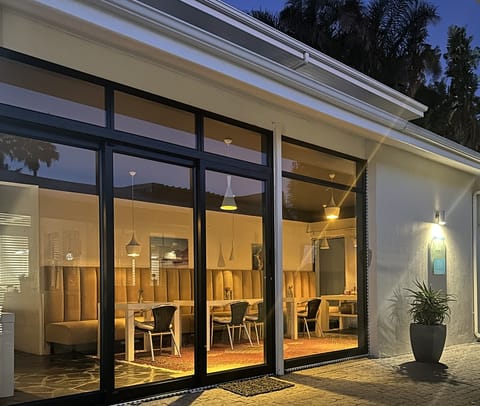 The breakfast room